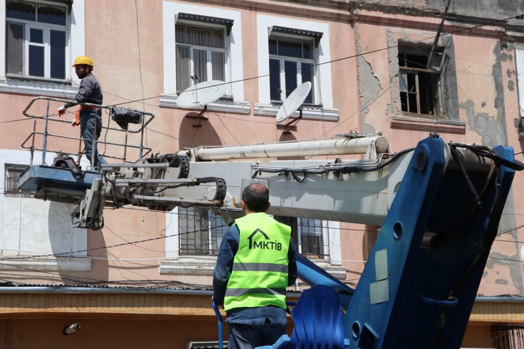 Gəncədə güclü leysandan sonra dam örtükləri təmir edilir