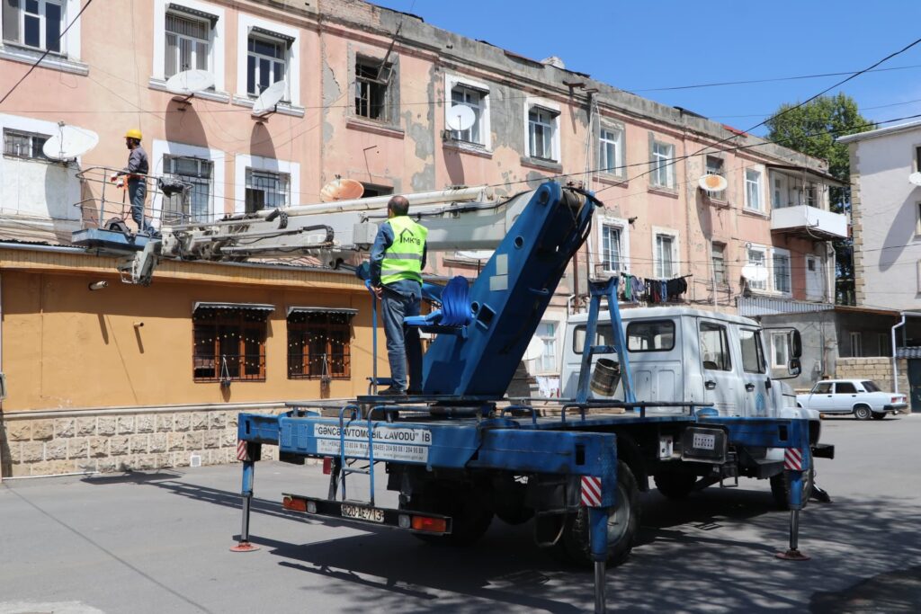 Gəncədə güclü leysandan sonra dam örtükləri təmir edilir