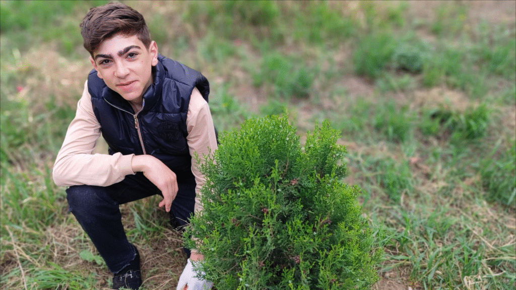 Məktəblərimizdən birində Yer günü münasibəti ilə ağaclara qulluq olunub