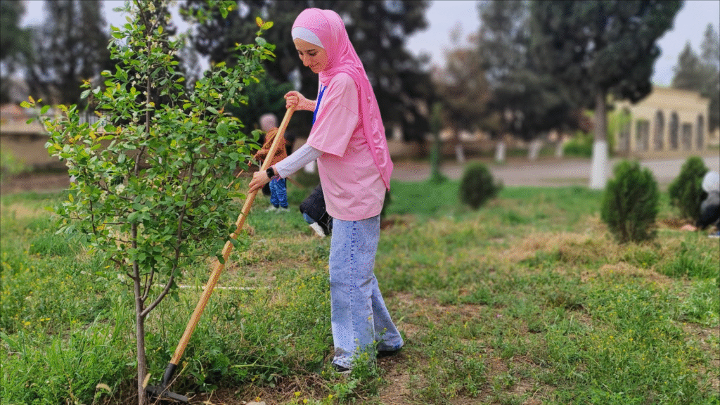 Məktəblərimizdən birində Yer günü münasibəti ilə ağaclara qulluq olunub