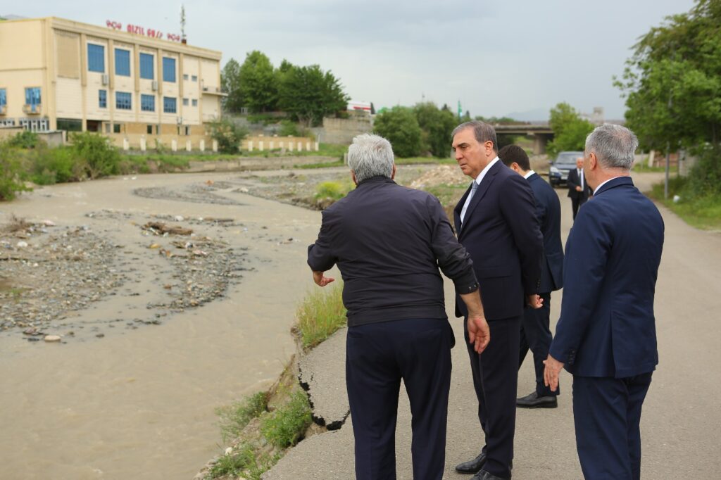 Niyazi Bayramov selin dağıtdığı əraziyə baş çəkib 