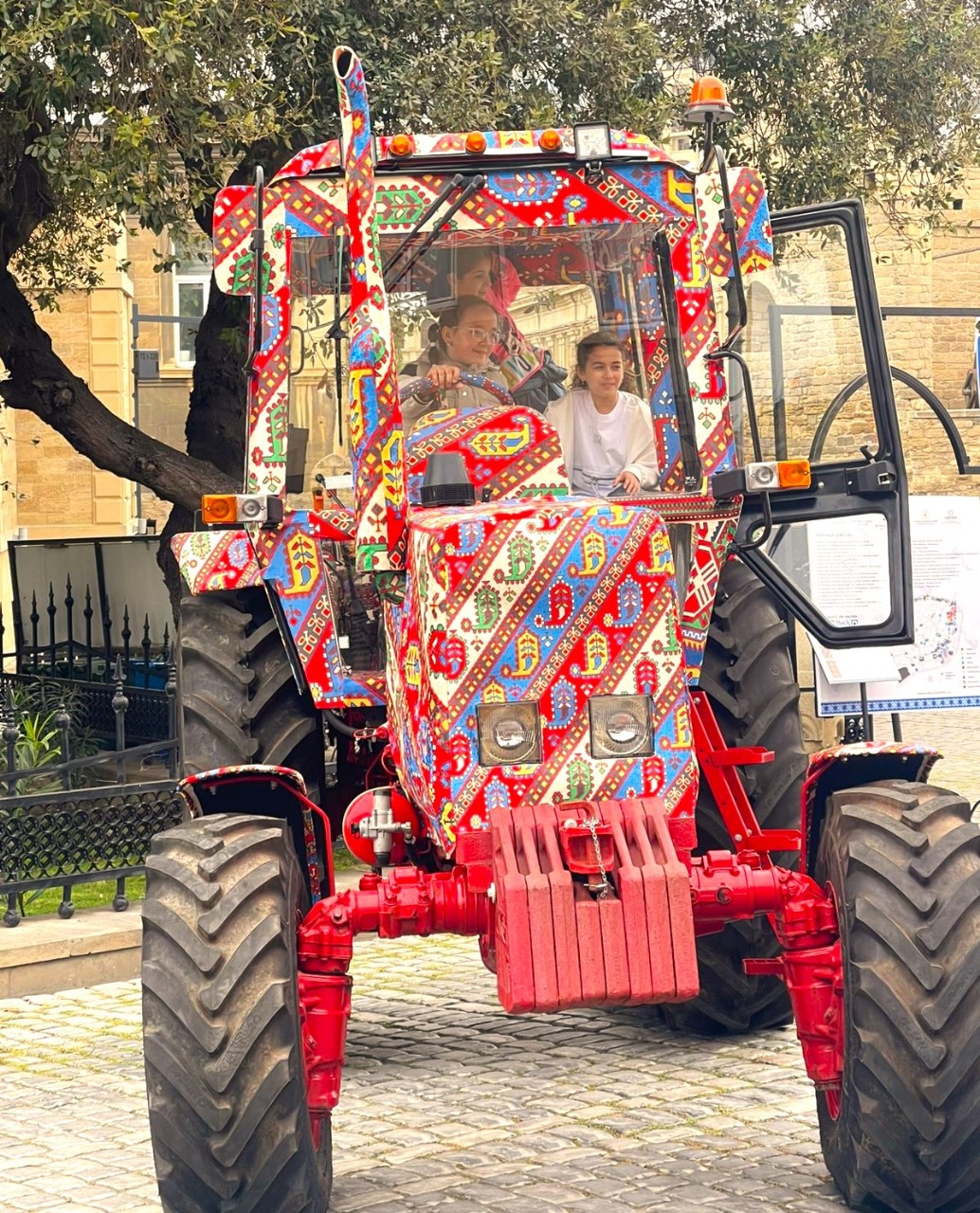 Gəncədə istehsal olunan traktor sərgidə maraqla qarşılanıb<br />
