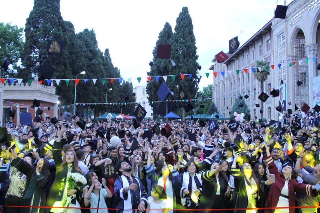Azərbaycan Dövlət Aqrar Universitetinin (ADAU) Mühəndislik tədris korpusunun qarşısında möhtəşəm “Məzun günü” tədbiri keçirilib. Gencexeber.az-a təhsil ocağının Mətbuat Xidmətindən verilən məlumata görə, tədbirdə çıxış edən ADAU-nun rektoru Zəfər Qurbanov məzunları təbrik edərək onlara gələcək həyat və fəaliyyətlərində uğurlar arzulayıb. Rektor deyib ki, tələbələr Universitetdə əldə etdiyi bilik və bacarıqlara arxalanaraq gənc mütəxəssis kimi Vətənə şərəflə xidmət etməyi özünə borc bilməlidirlər. Sonra hər bir fakültə üzrə ali təhsil müəssisəsinin ən yüksək ortalama bal ilə bitirən məzunlara təşəkkürnamə və qiymətli hədiyyələr verilib. Həmçinin, Azərbaycan Dövlət Aqrar Universitetindən ən yüksək ortalama bal ilə məzunun adı fəxri kötüyə həkk olunub. Rəsmi hissədən sonra tədbir əyləncəli konsert proqramı ilə davam edib. Bir-birindən maraqlı yarışlar, müğənni, dj çıxışları və rəqs qruplarının nömrələri tədbirə xüsusi rəng qatıb. Sonda tədbir atəşfəşanlıq ilə başa çatıb.