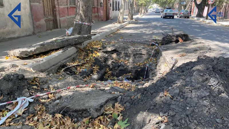 Gəncədə qazılmış yollar avtomobillərin hərəkətinə maneə törədir