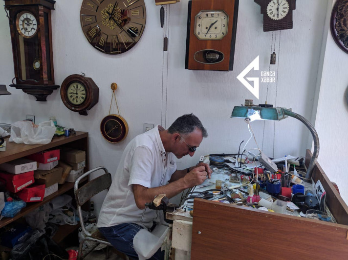 Gəncədə 40 ildir sənətinə sadiq qalan saatsaz