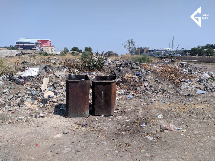 Gəncə çayının sol sahilində tullantılar yandırılır