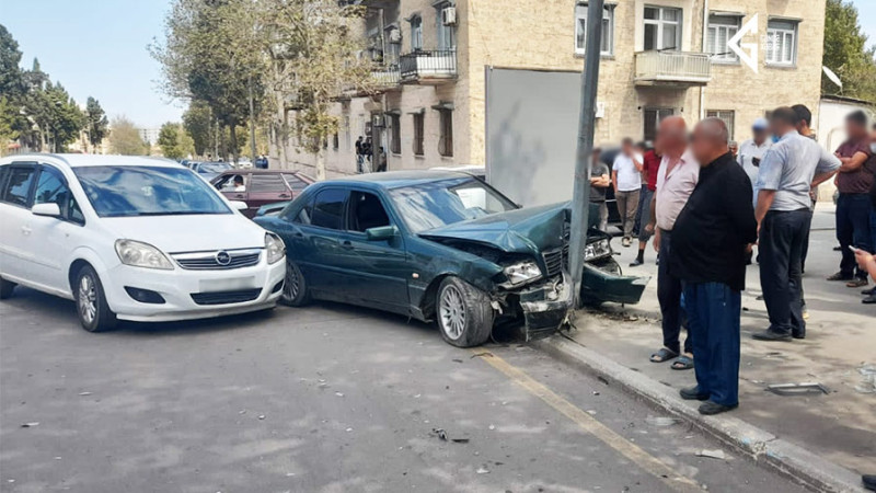 Gəncədə minik avtomibili işıq dirəyinə çırpılıb