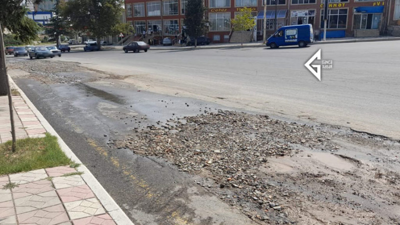 Gəncədə daim qəzalı vəziyyətdə olan su borusu yenə partladı