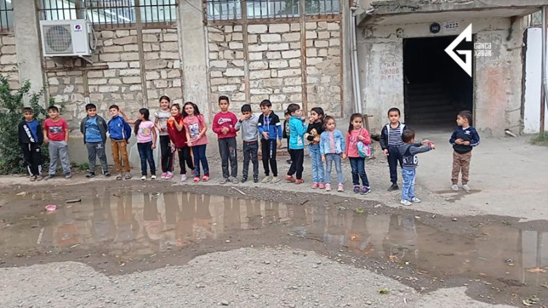 Gəncədə bir neçə küçədə kanalizasiya suları axır