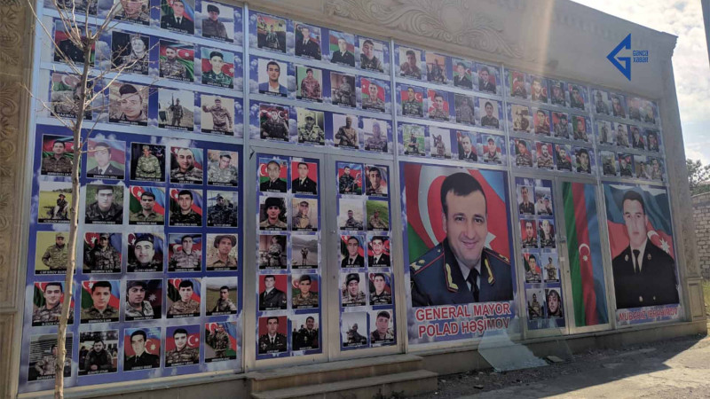 Gəncə sakini öz obyektinin önünə şəhidlərin şəklini yerləşdirib
