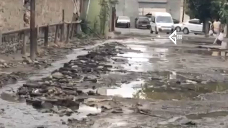 Gəncədə küçə palçıq içində olduğundan sakinlərin hərəkəti çətinləşib