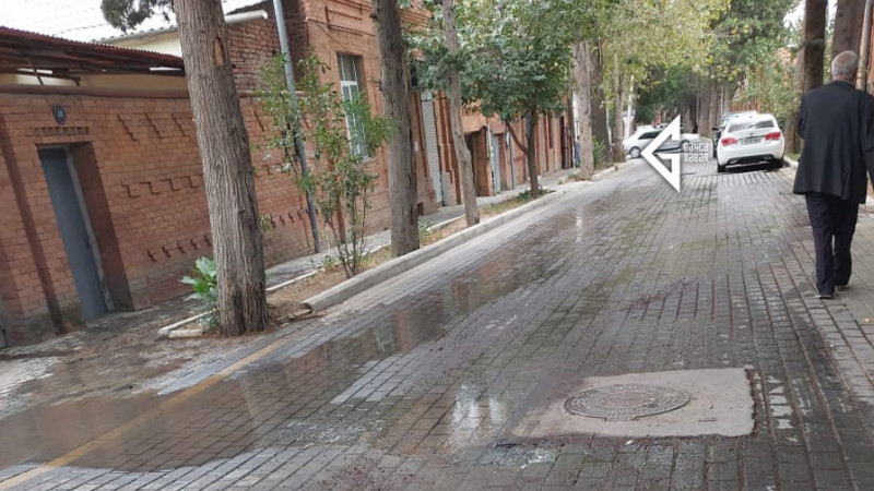Gəncədə kanalizasiya quyusu daşdığından ətrafa xoşagəlməz qoxu yayılır