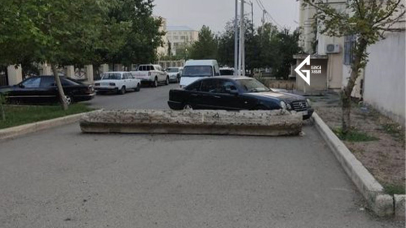 Gəncədə yol betonla bağlanıb: təcili tibbi yardım maşınları oradan keçə bilmirlər