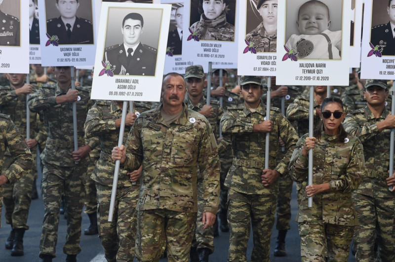 Mehriban Əliyeva 10 aylıq Gəncəli şəhidin şəkili ilə yürüşdə iştirak edib