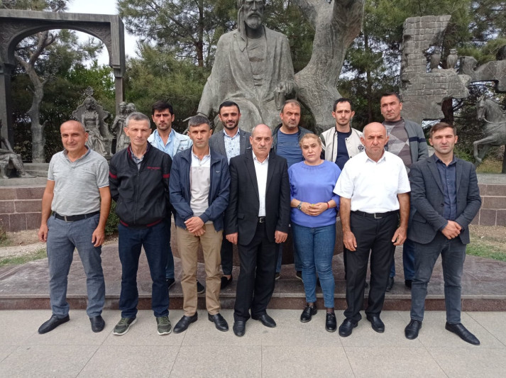 Qaxlı aktyorlar Gəncəyə səfər zamanı həlak olmuş dinc sakinlərin xatirəsini yad ediblər
