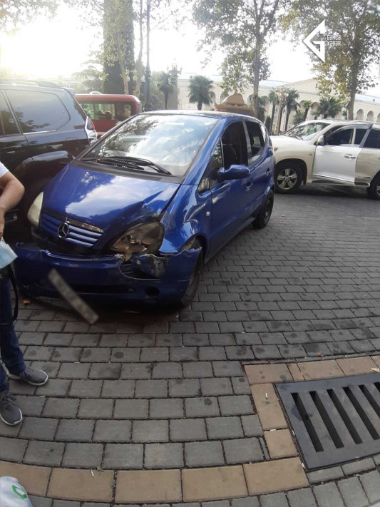 Gəncədə iki Mercedes avtomobilləri toqquşub