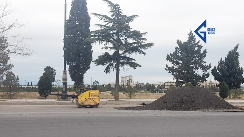Yeni Gəncə qəsəbəsində qəzalı yol təmir olunur