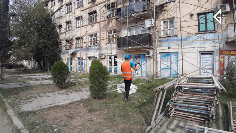 Gəncədə binaların üzlənməsi işləri geniş vüsat alıb