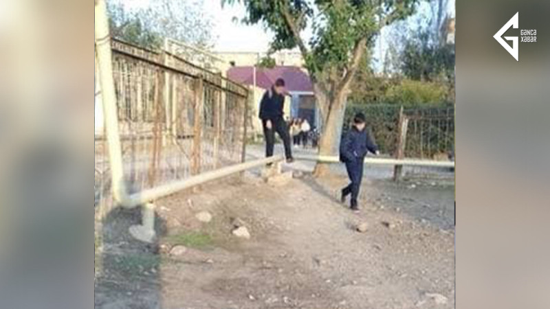Gəncədə qaz borusu məktəbə girişi çətinləşdirib