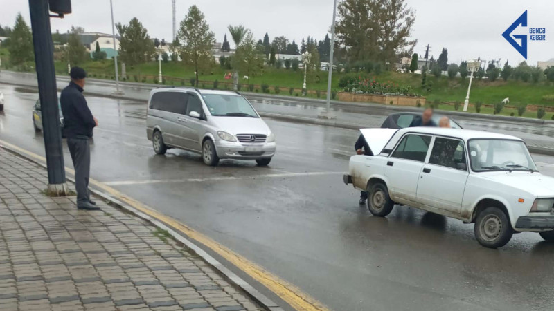 Gəncədə qəza: VAZ-2107-in yük (baqaj) hissəsi əzilib