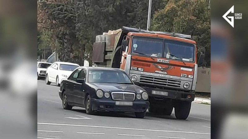 Gəncədə yük və minik avtomobilləri toqquşublar