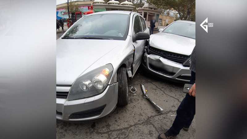 Gəncədə iki Opel toqquşub