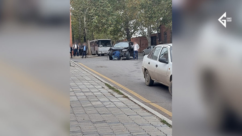 Gəncədə iki maşın toqquşub: avtomobilin biri aşıb