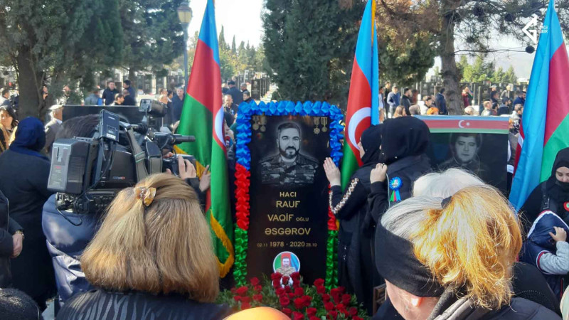 Minlərlə Gəncə sakini şəhidin anım günü münasibəti ilə toplaşıblar