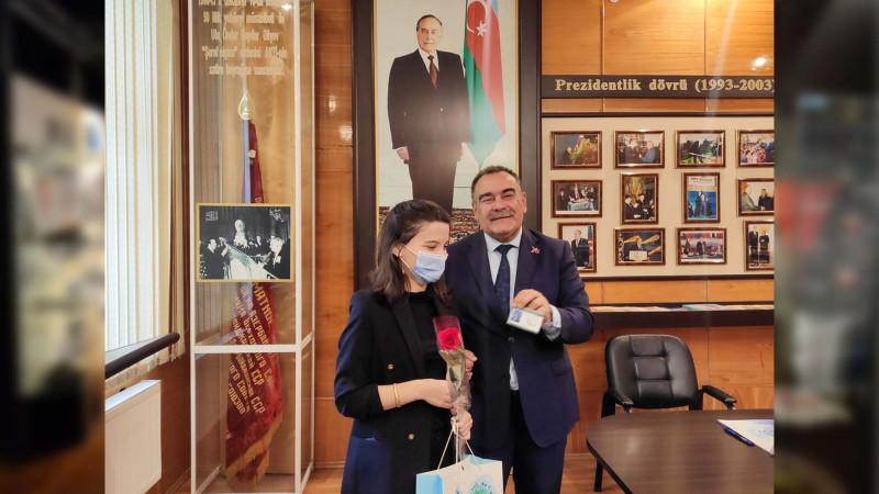 Raket hücumları nəticəsində hər iki valideynini itirmiş Sevil Əliyeva ilə görüş keçirilib