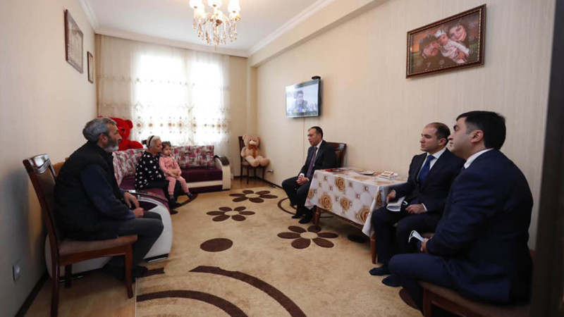 Gəncədə Sahil Babayev valideyinlərini itirən Nilayla görüşüb