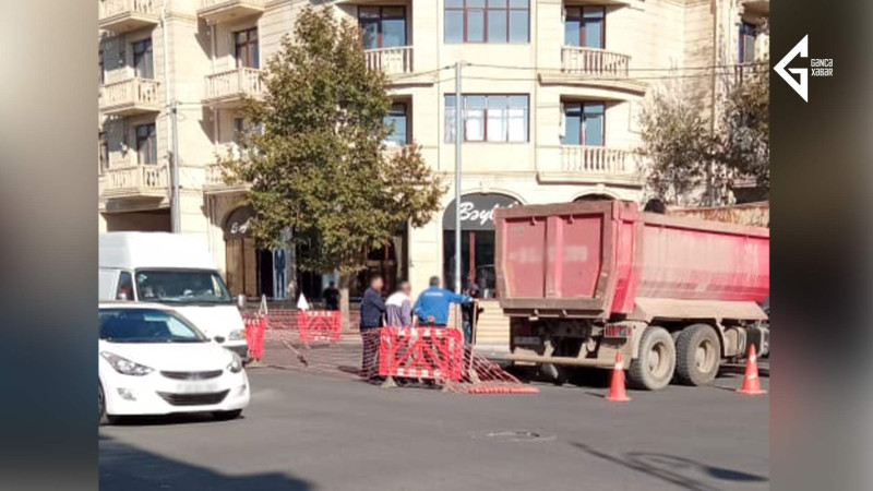 Gəncə: texnika vasitəsi ilə su borusu təmir edilir