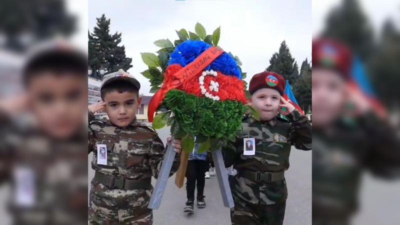 Gəncədə balacalar Şəhidlər xiyabanına baş çəkiblər