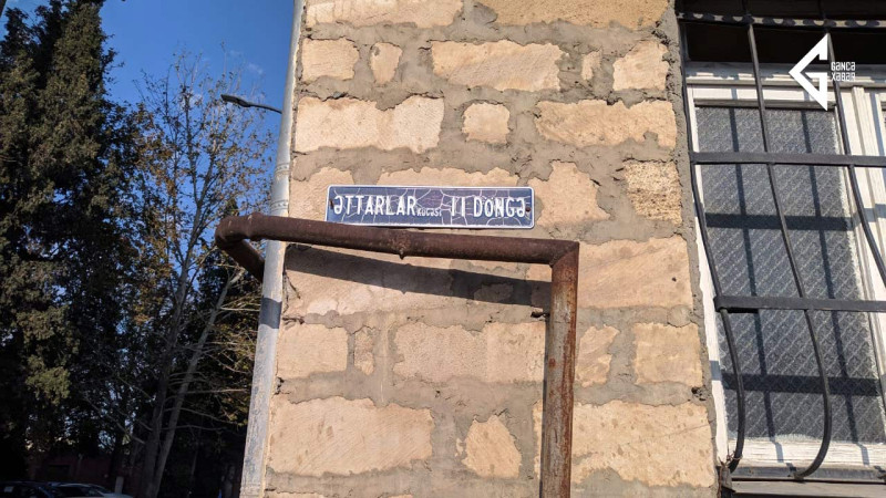 Qədim Əttarlar məhəlləsində yerləşən eyni adlı küçədə asfalt yoxdur