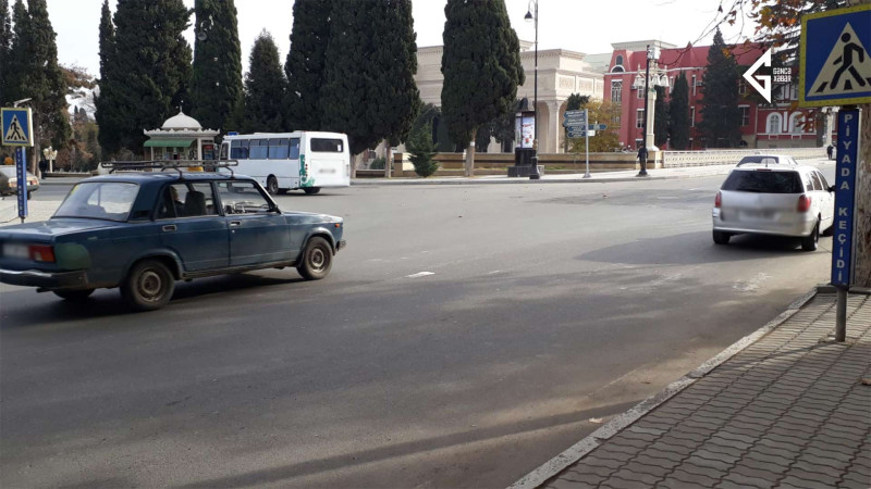 Gəncədə piyada keçidi zolaqlanmayıb: sürücülər sakinlərə yol vermirlər