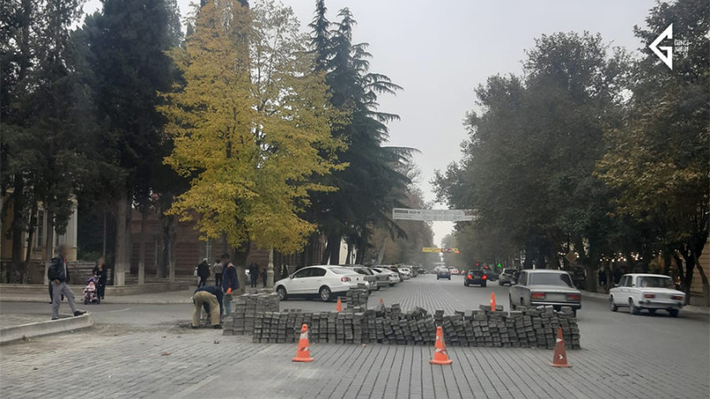 Gəncədə yerləşən yolun döşəməsi yenilənir