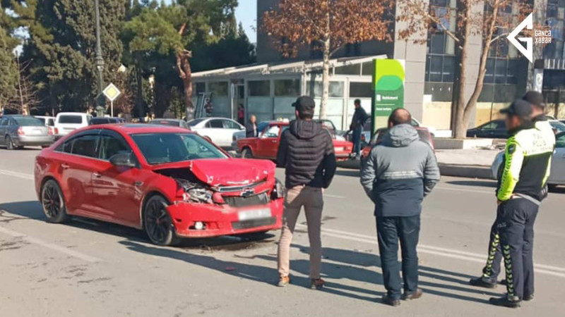 Gəncədə qəza: sürücünün biri hadisə yerindən uzaqlaşıb