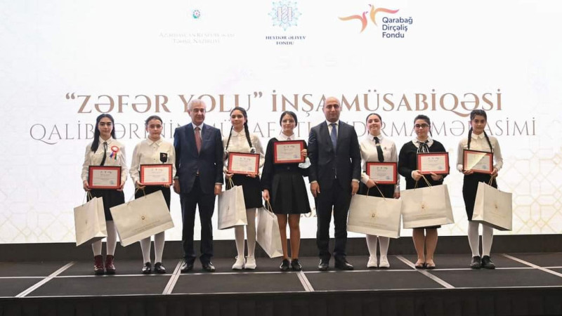 Gəncəli şagirdlər Zəfər yolu adlı müsabiqədə qalib gəldikləri üçün təltif ediliblər