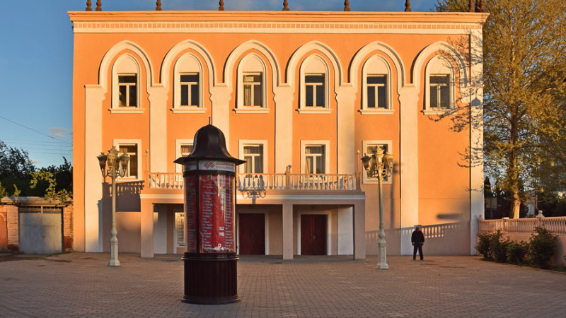 Teatrın aktyorları nümayiş etdikləri tamaşa ilə mövsümün açılışına imza atıblar