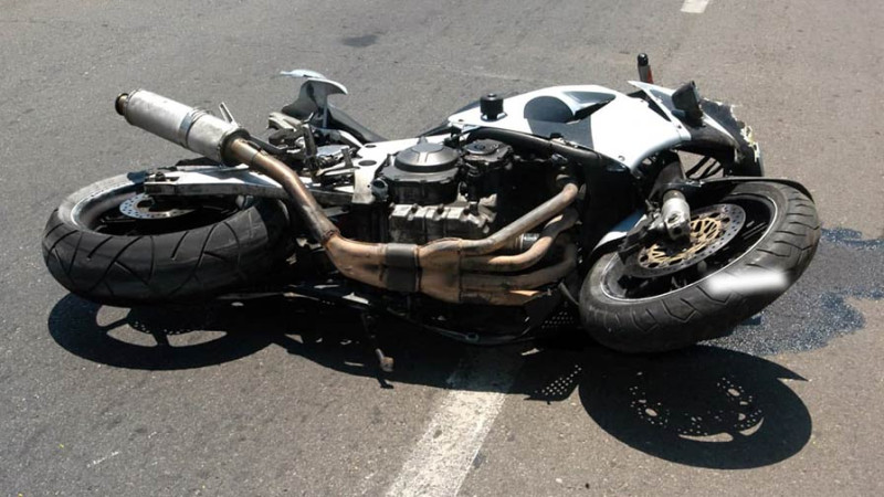 Gəncədə avtobus motosikletlə toqquşub