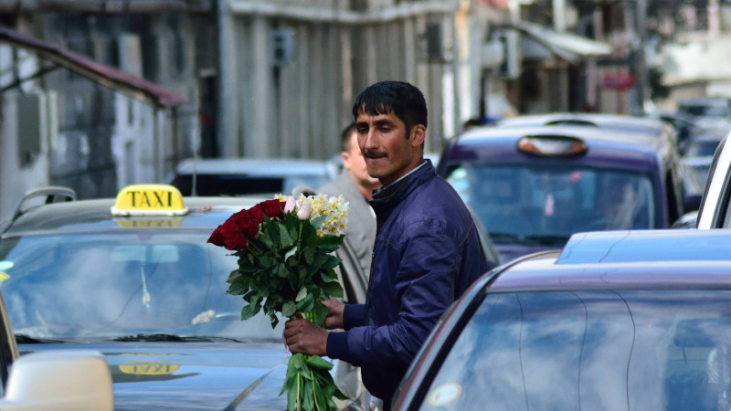 Gəncədə piyadaların hərəkətini çətinləşdirən küçə alverçilərinə qarşı reyd aparılıb