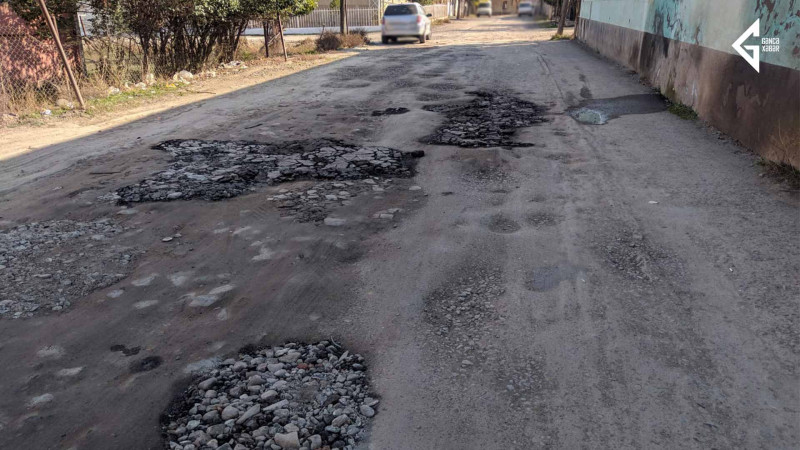 Gəncənin 36 nömrəli məktəbinə gedən yolda asfalt yoxdur