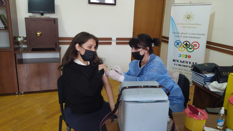 Gəncədə təhsil işçilərini üçüncü doza ilə vaksinasiya edirlər