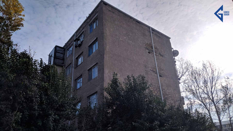 Gəncədə yerləşən yataqxana: ikinci mərtəbənin balkonu uçmaq üzrədir