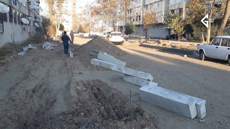 Gəncədə bina evinin həyətində yenidən qurma işləri görülür