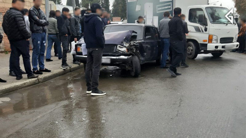 Gəncədə qəza: Aqrar Universitetinin qarşısında üç maşın toqquşub