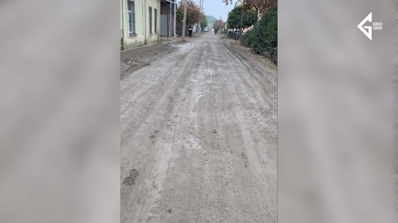 Gəncə: 23 nömrəli məktəbin yaxınlığında sakinlər ayaqlarında sellofan torba ilə hərəkət edirlər