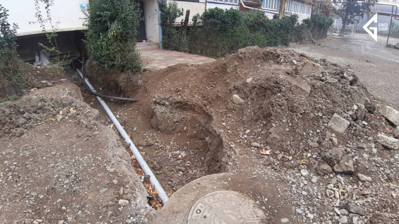 Gəncə: binanın kanalizasiya xətti dəyişəndən sonra basdırılmayıb
