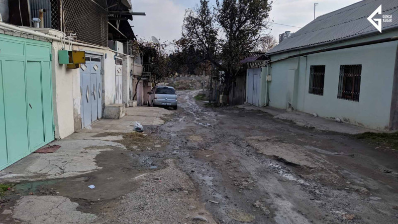 Gəncədə su borusu partlayıb: küçə boyu su axır