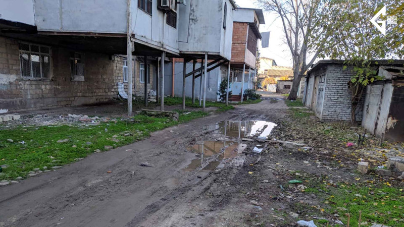 Gəncədə yerləşən bu binaların arxasında natəmizlik var