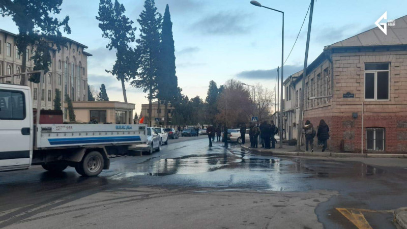Gəncənin Ozan küçəsində kanalizasiya suları küçəyə dağılıb